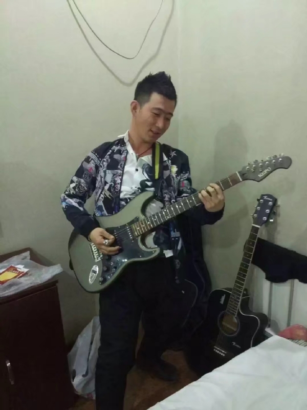 小吉他的第一张照片--滨州相亲服务中心