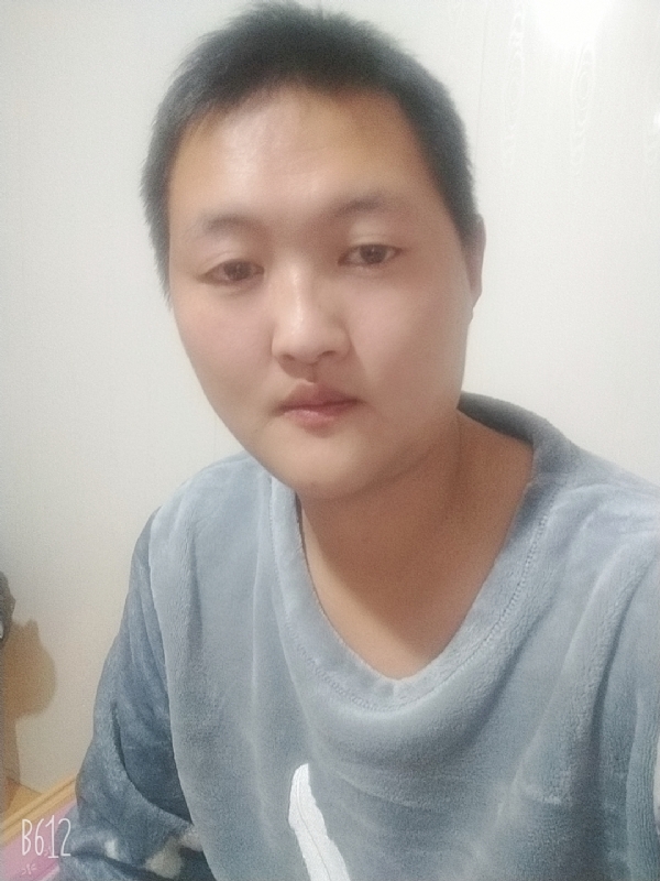 烟圈里透着伤的第二张照片--滨州相亲服务中心