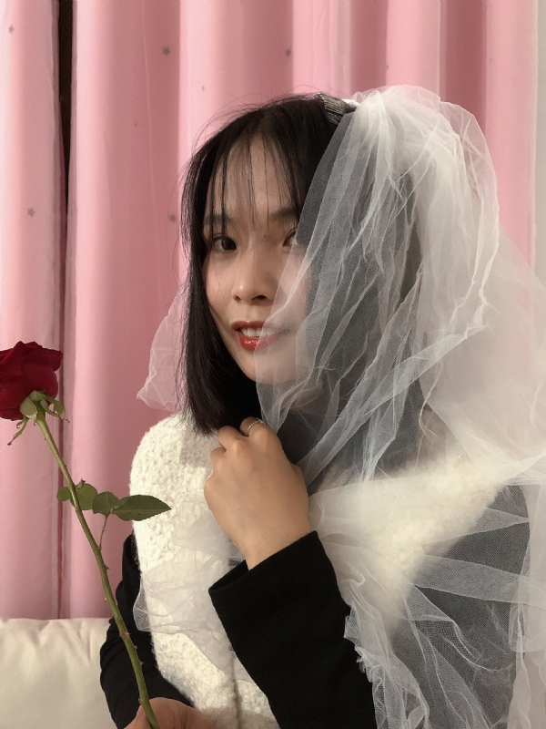 持紫菜包饭的女孩的第一张照片--滨州相亲服务中心