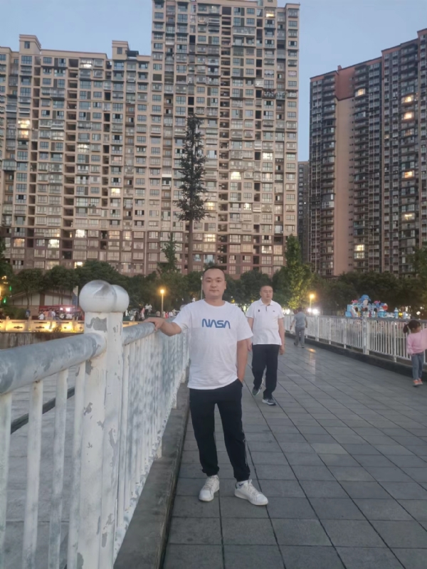 寂寞的男人的第一张照片--滨州相亲服务中心