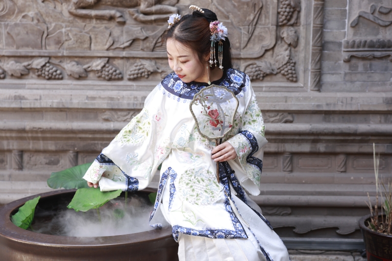 认真的雪的第一张照片--滨州相亲服务中心